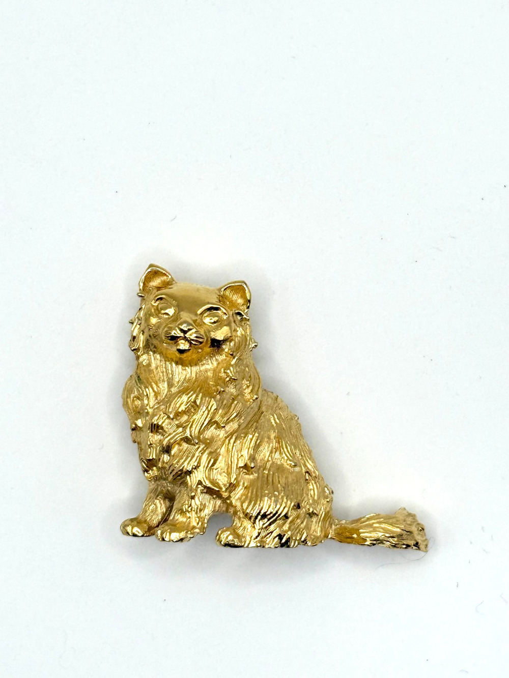 Vintage Trifari Gold Tone Persian Sitting Long Haired Cat Brooch Pin Signed